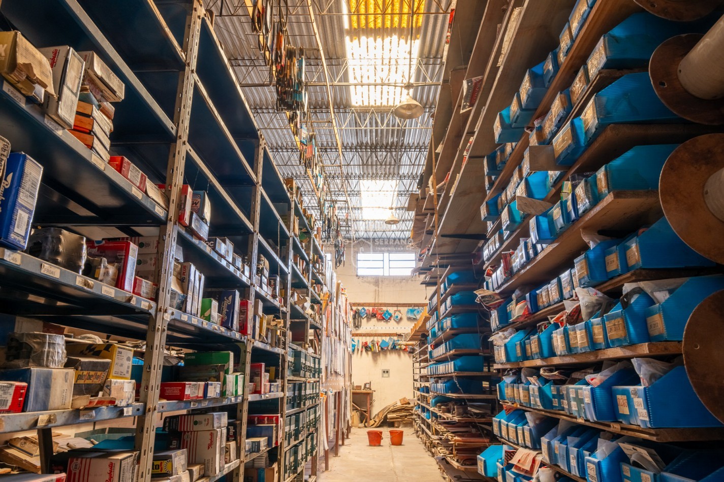 ICONICO SALON COMERCIAL + DEPTOS. A TERMINAR.  