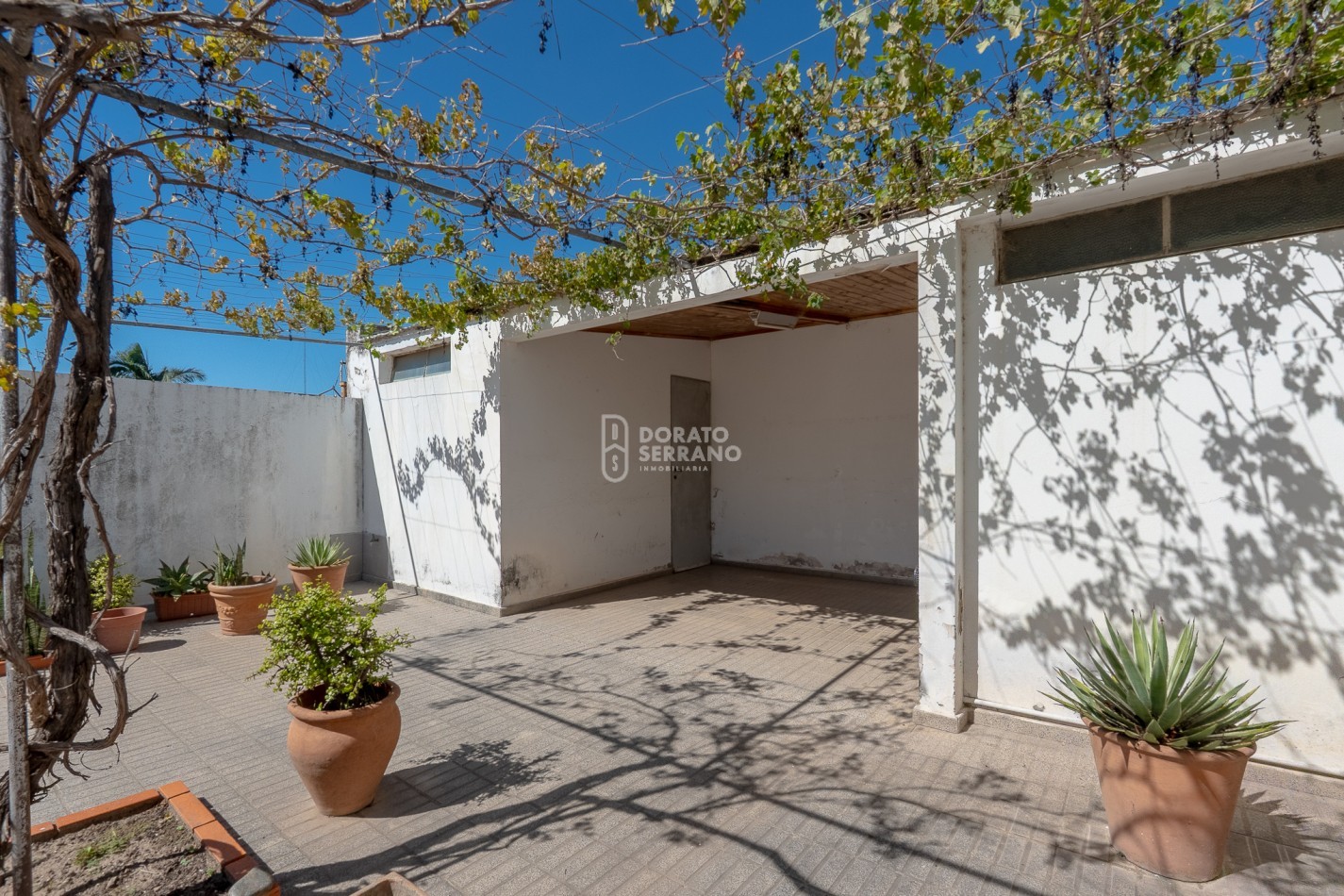 CASA + LOCAL SOBRE AVENIDA! 14 MTS. DE FRENTE!