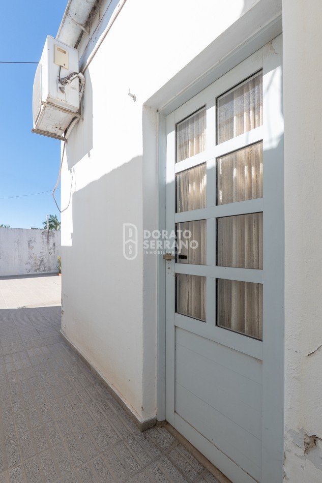 CASA + LOCAL SOBRE AVENIDA! 14 MTS. DE FRENTE!