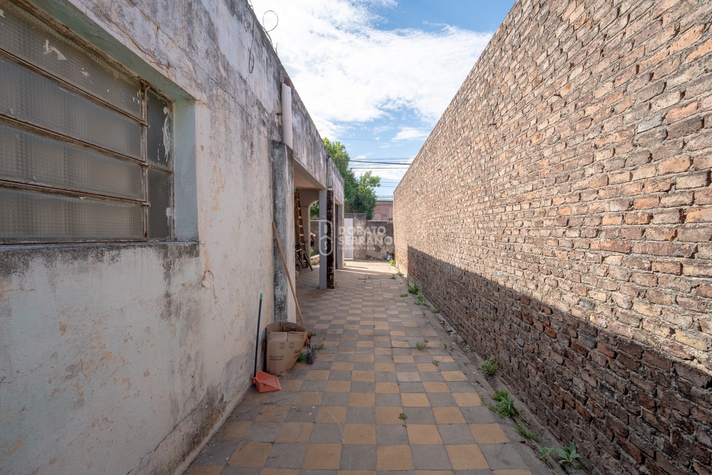 LOTE + PLUS CASA A DEMOLER O RECICLAR - TODOS LOS SERVICIOS EN SECTOR URBANO.