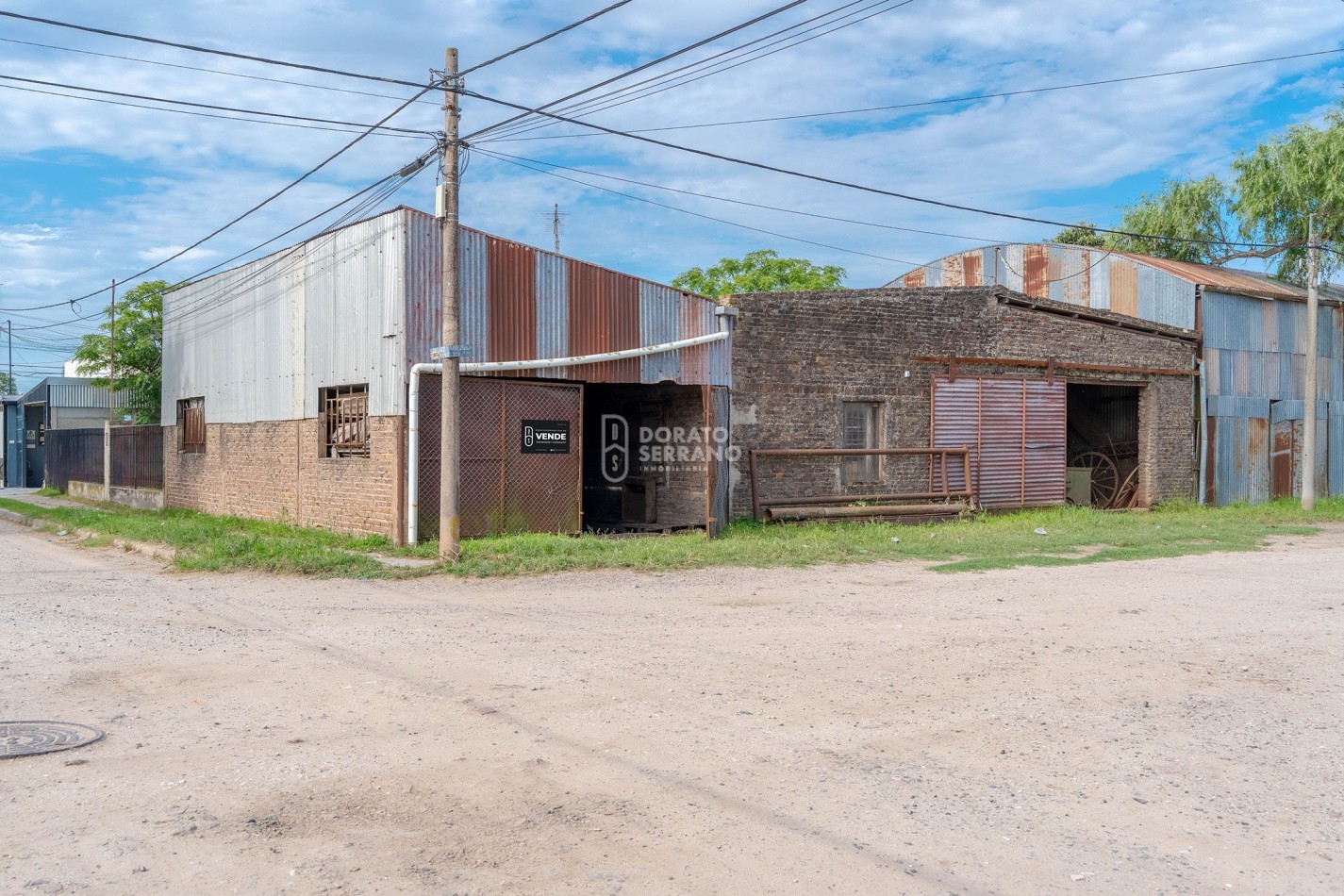 LOTE EN ESQUINA + PLUS: GALPONES DEPOSITO.
