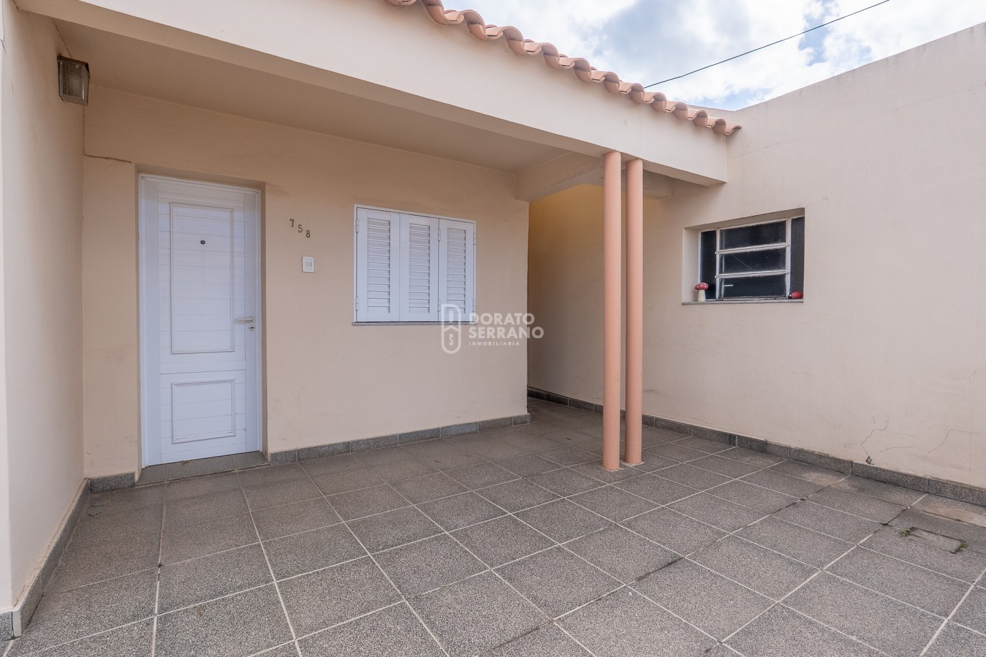 CASA + 750 M2 DE LOTE! Todos los servicios!