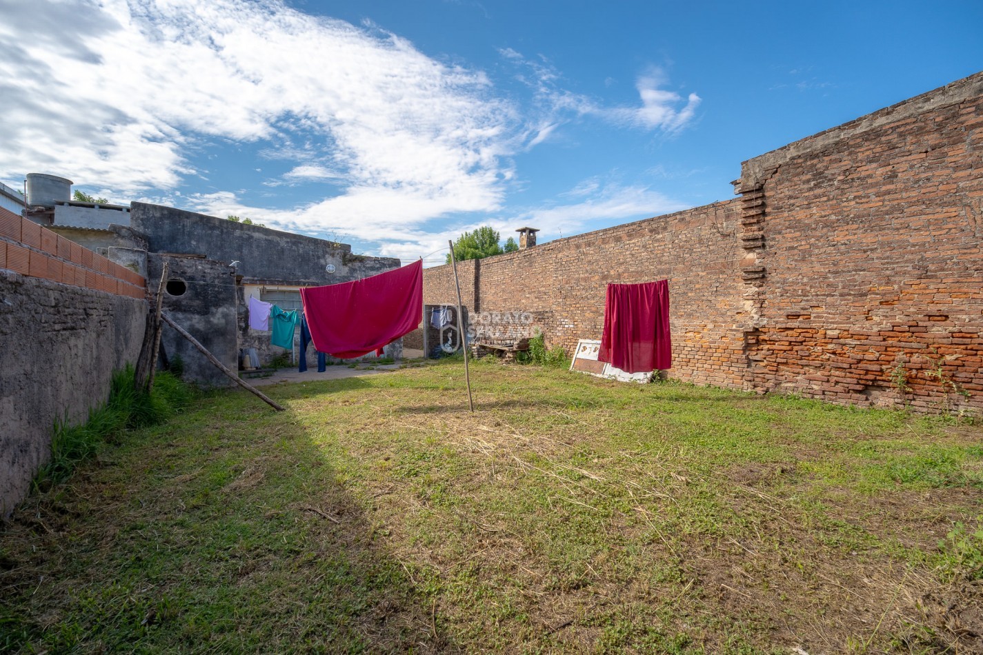 LOTE + PLUS CASA A DEMOLER O RECICLAR - TODOS LOS SERVICIOS EN SECTOR URBANO.