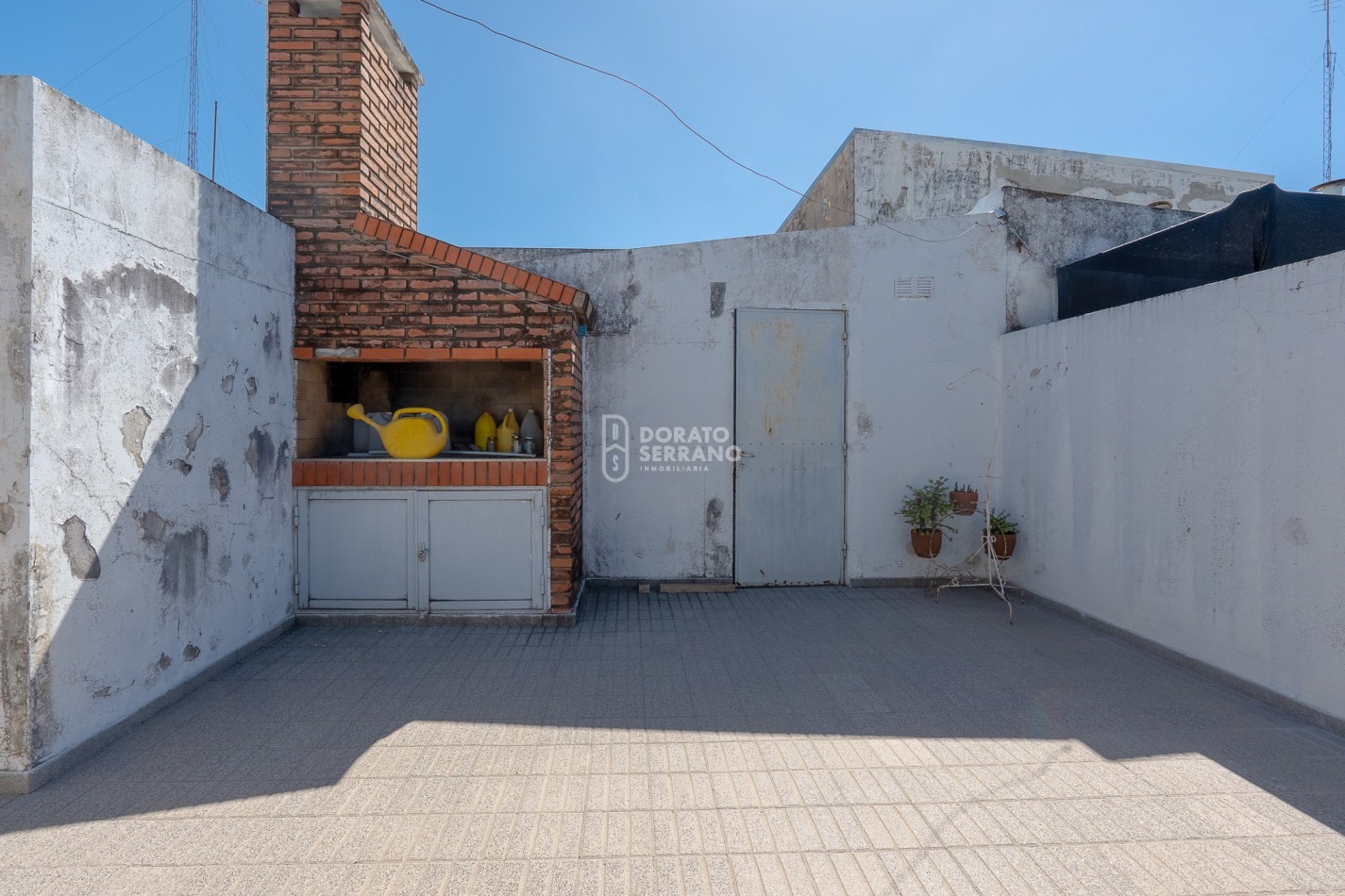 CASA + LOCAL SOBRE AVENIDA! 14 MTS. DE FRENTE!