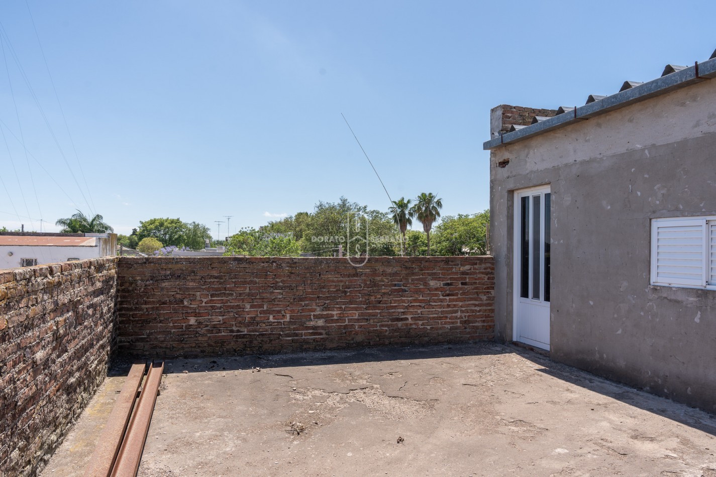 ICONICO SALON COMERCIAL + DEPTOS. A TERMINAR.  