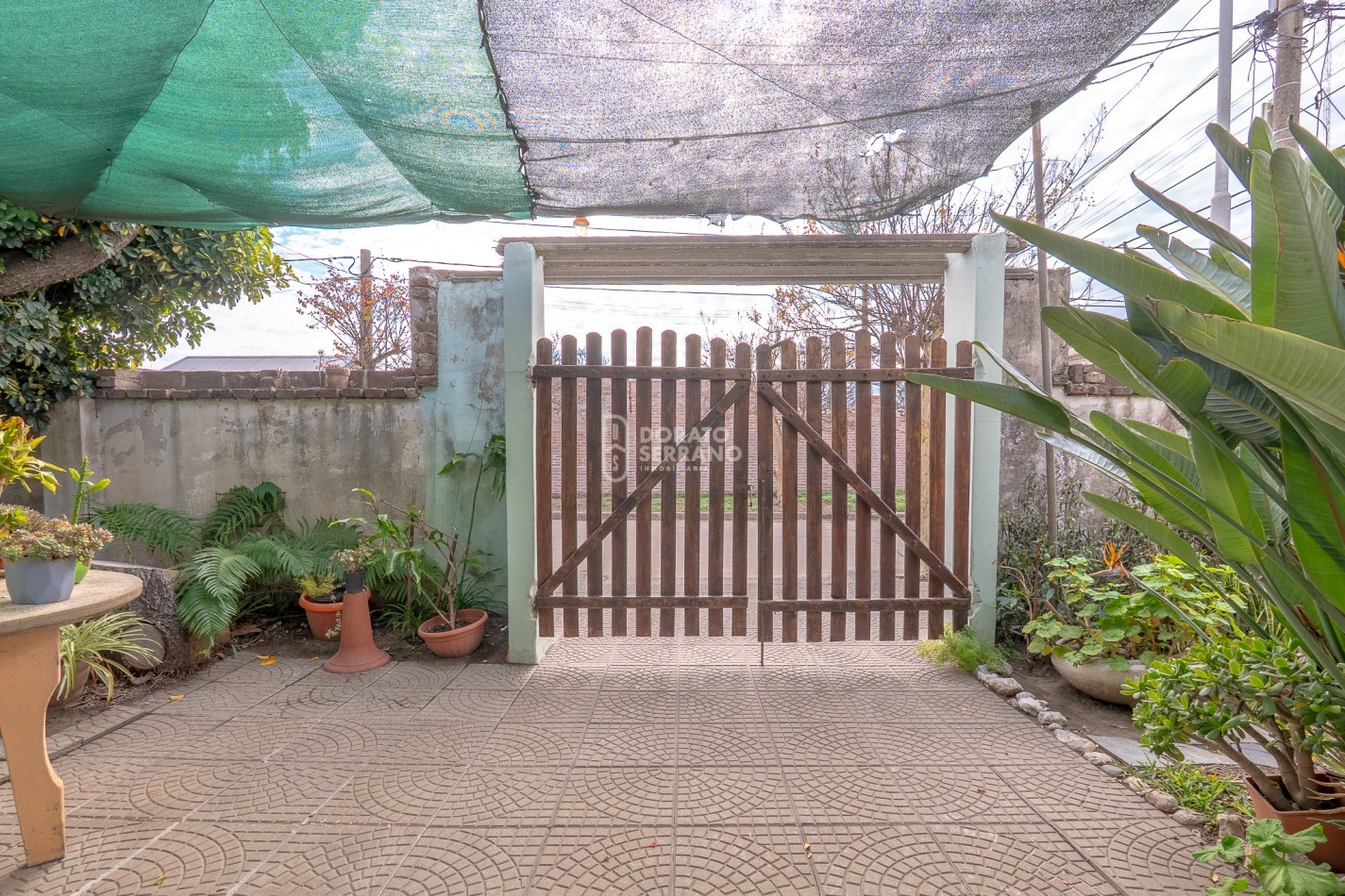 CASA EN ESQUINA & TODOS LOS SERVICIOS.