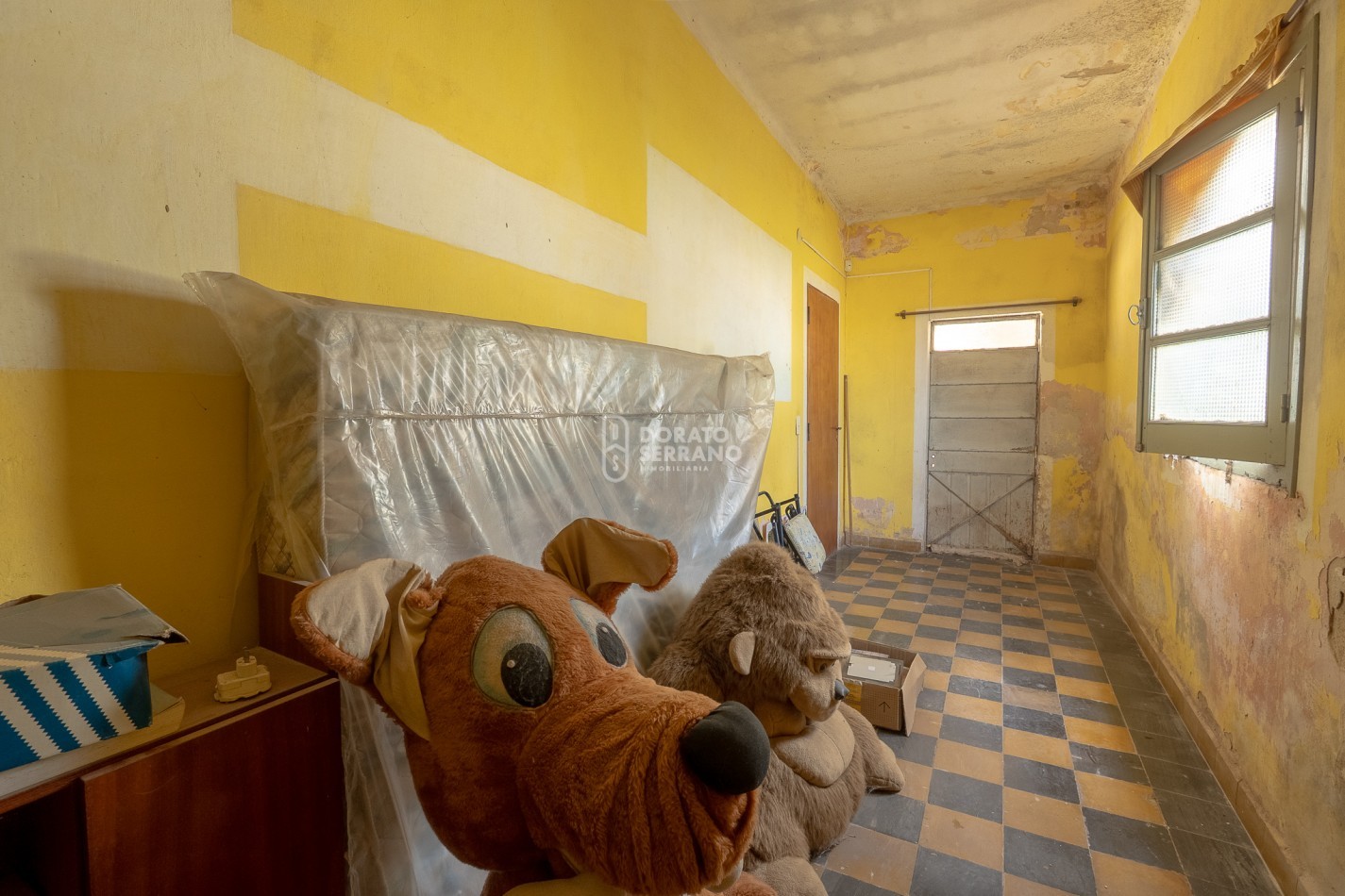 CASA EN ESQUINA! TODOS LOS SERVICIOS!