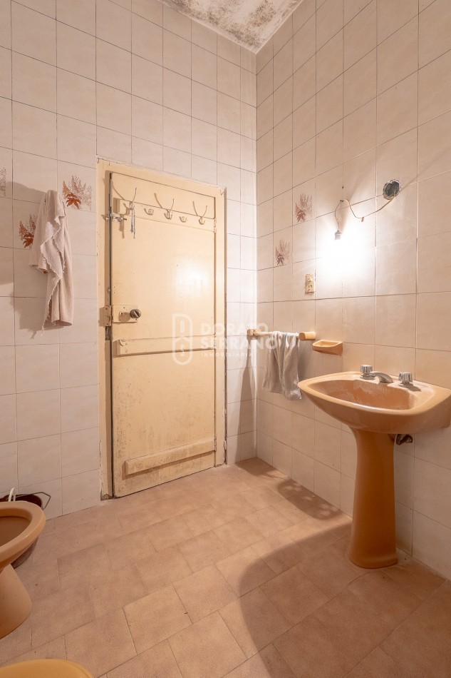 CASA A RECICLAR + GALPON NUEVO!