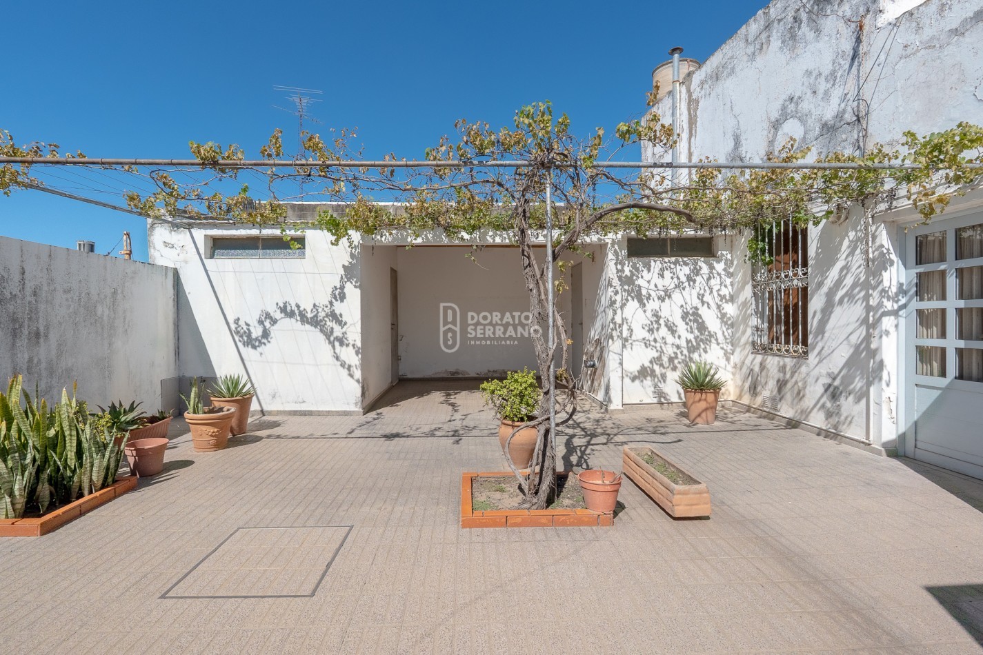 CASA + LOCAL SOBRE AVENIDA! 14 MTS. DE FRENTE!