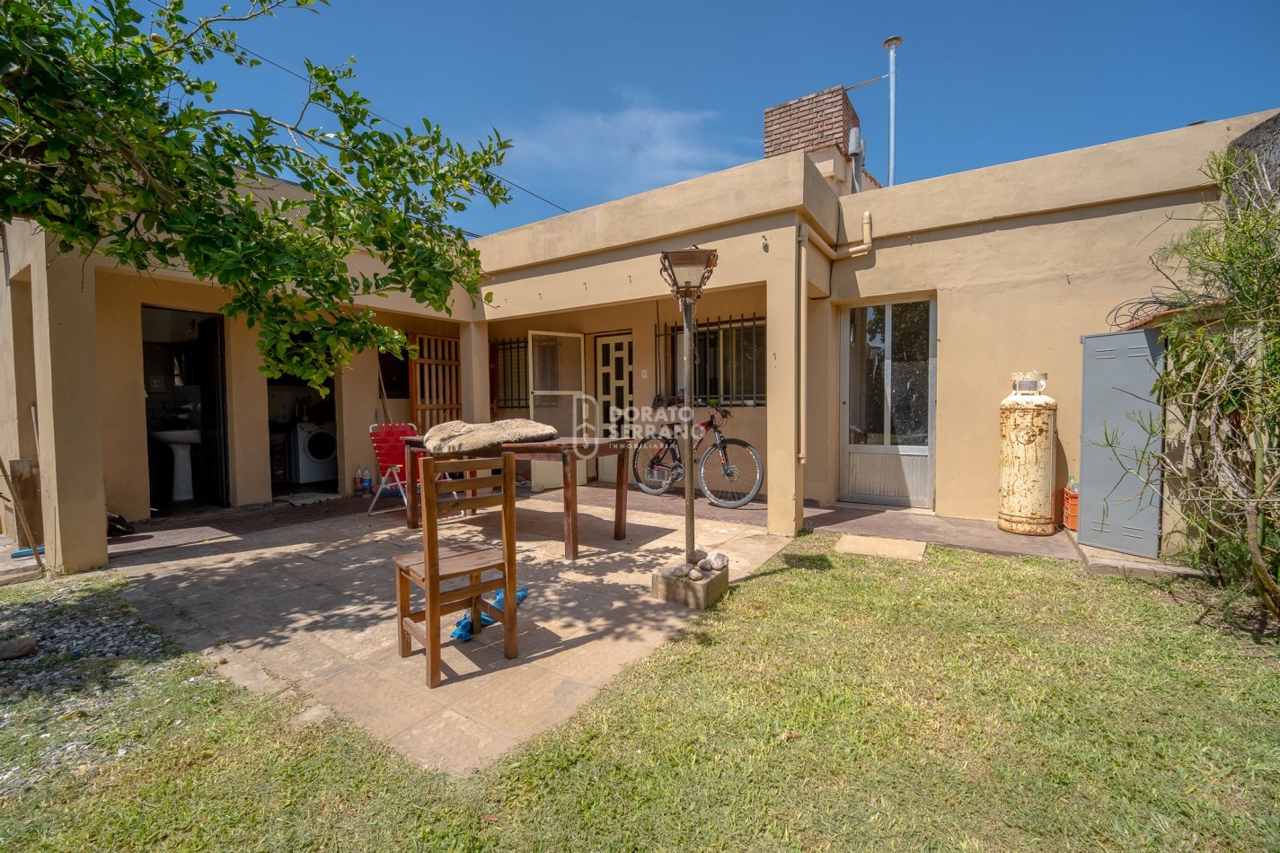 BONITA & LISTA PARA HABITAR! EN ESQUINA!