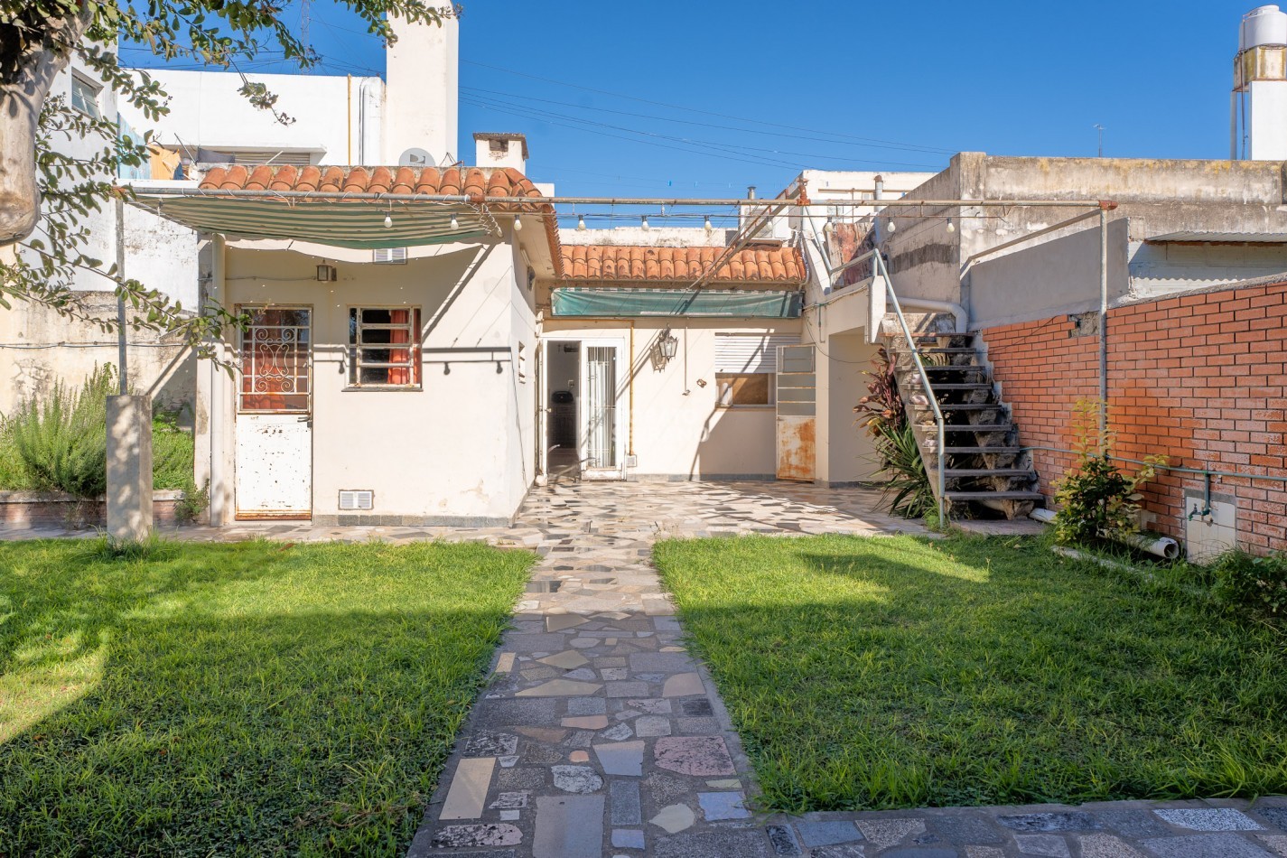 PORTE Y ESTILO PROPIO - AREA CENTRAL!