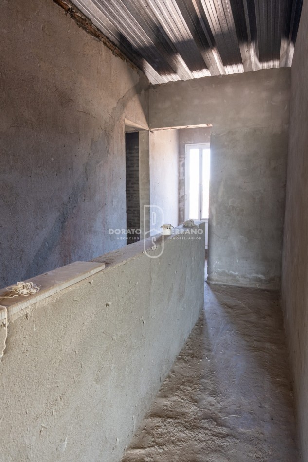 ICONICO SALON COMERCIAL + DEPTOS. A TERMINAR.  