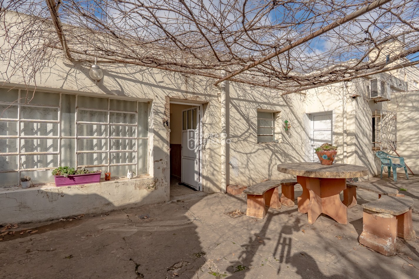 CASA + 750 M2 DE LOTE! Todos los servicios!