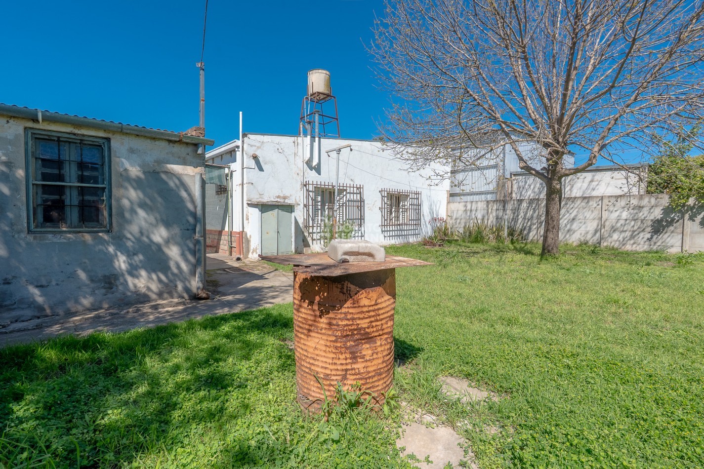 GRAN SUPERFICIE - TODOS LOS SERVICIOS - CASA A RECICLAR!