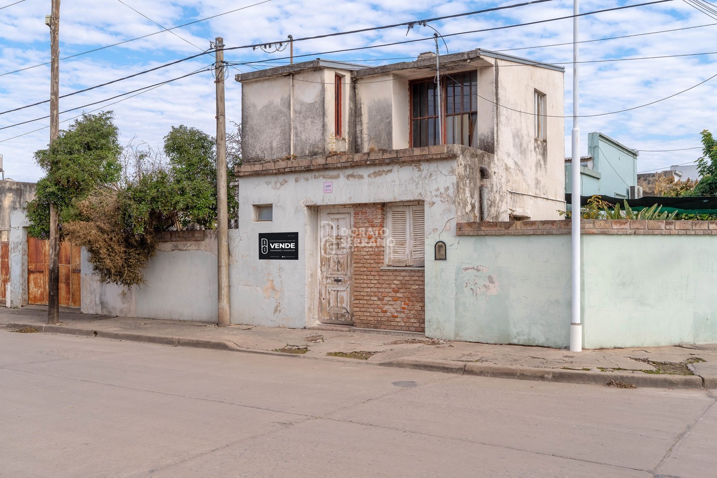 CASA EN ESQUINA & TODOS LOS SERVICIOS.