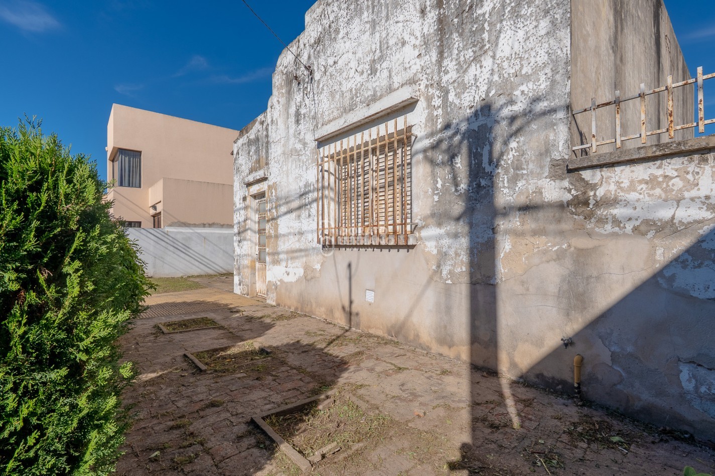 LOTE IDEAL 15X30 - A PASOS DE 20 DE JUNIO! + CASA A RECICLAR O DEMOLER.
