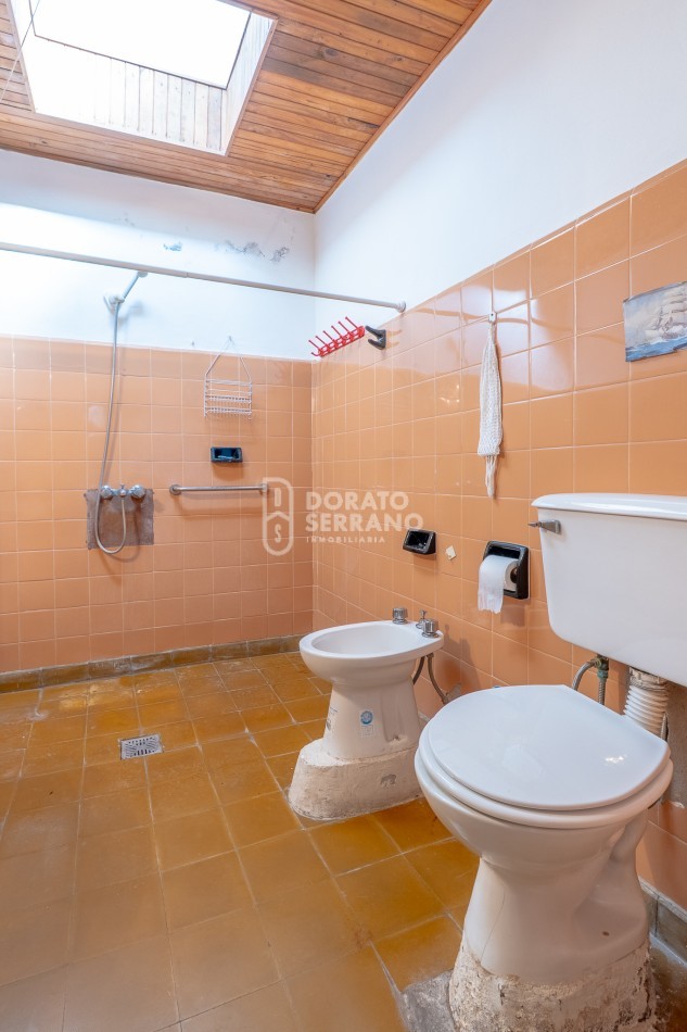 CASA + 750 M2 DE LOTE! Todos los servicios!