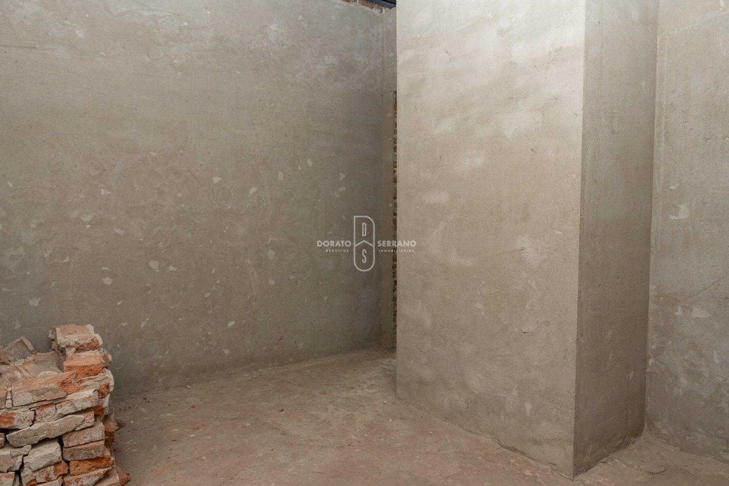 ICONICO SALON COMERCIAL + DEPTOS. A TERMINAR.  