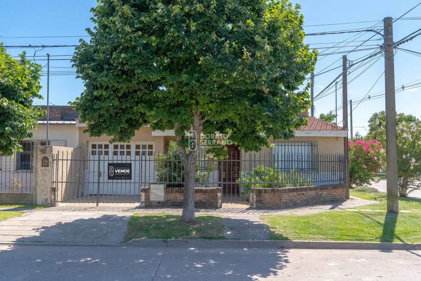BONITA & LISTA PARA HABITAR! EN ESQUINA!