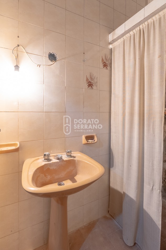 CASA A RECICLAR + GALPON NUEVO!