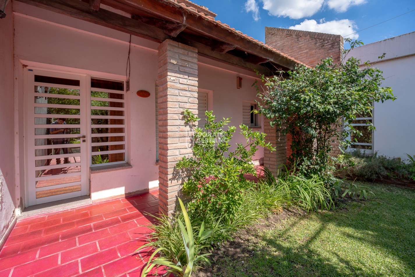 CASA EN BARRIO RESIDENCIAL! LISTA PARA UN NUEVO SUEÑO!