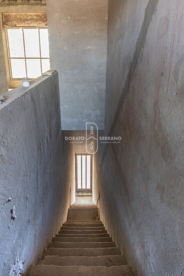 ICONICO SALON COMERCIAL + DEPTOS. A TERMINAR.  