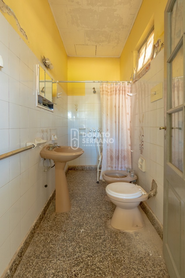 GRAN SUPERFICIE - TODOS LOS SERVICIOS - CASA A RECICLAR!