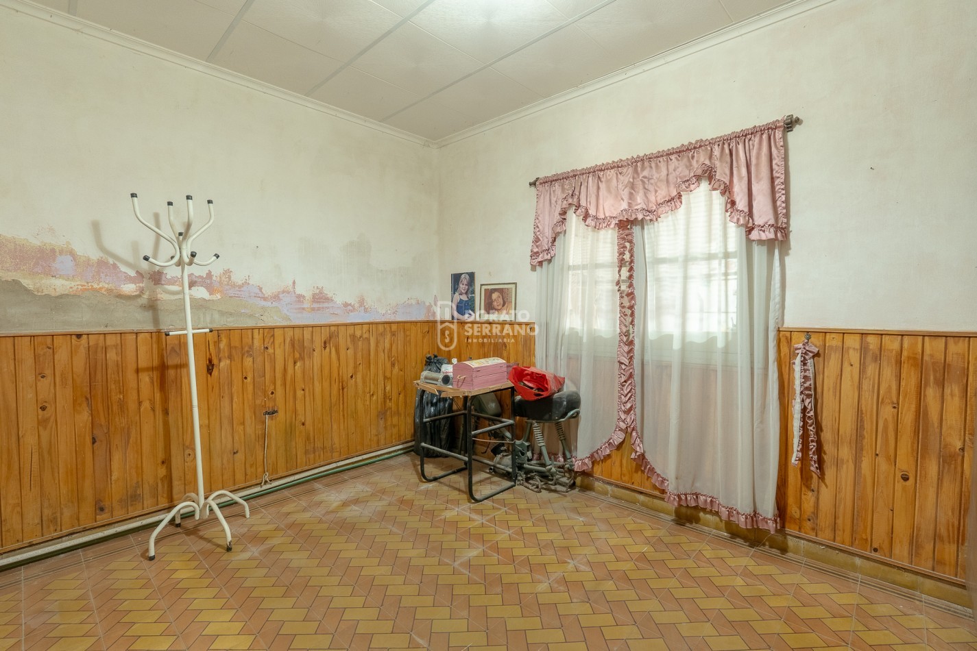 CASA EN ESQUINA! TODOS LOS SERVICIOS!