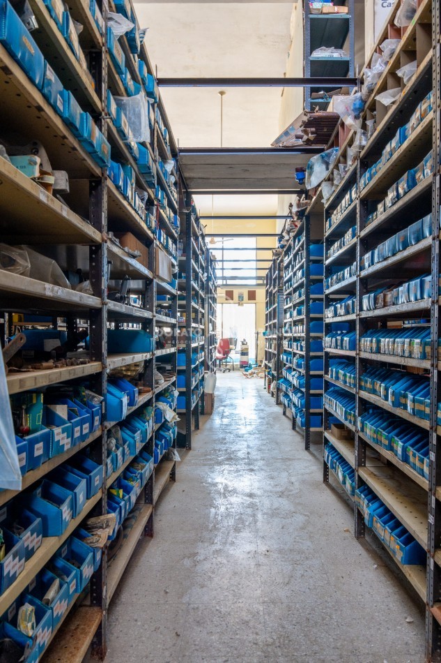 ICONICO SALON COMERCIAL + DEPTOS. A TERMINAR.  