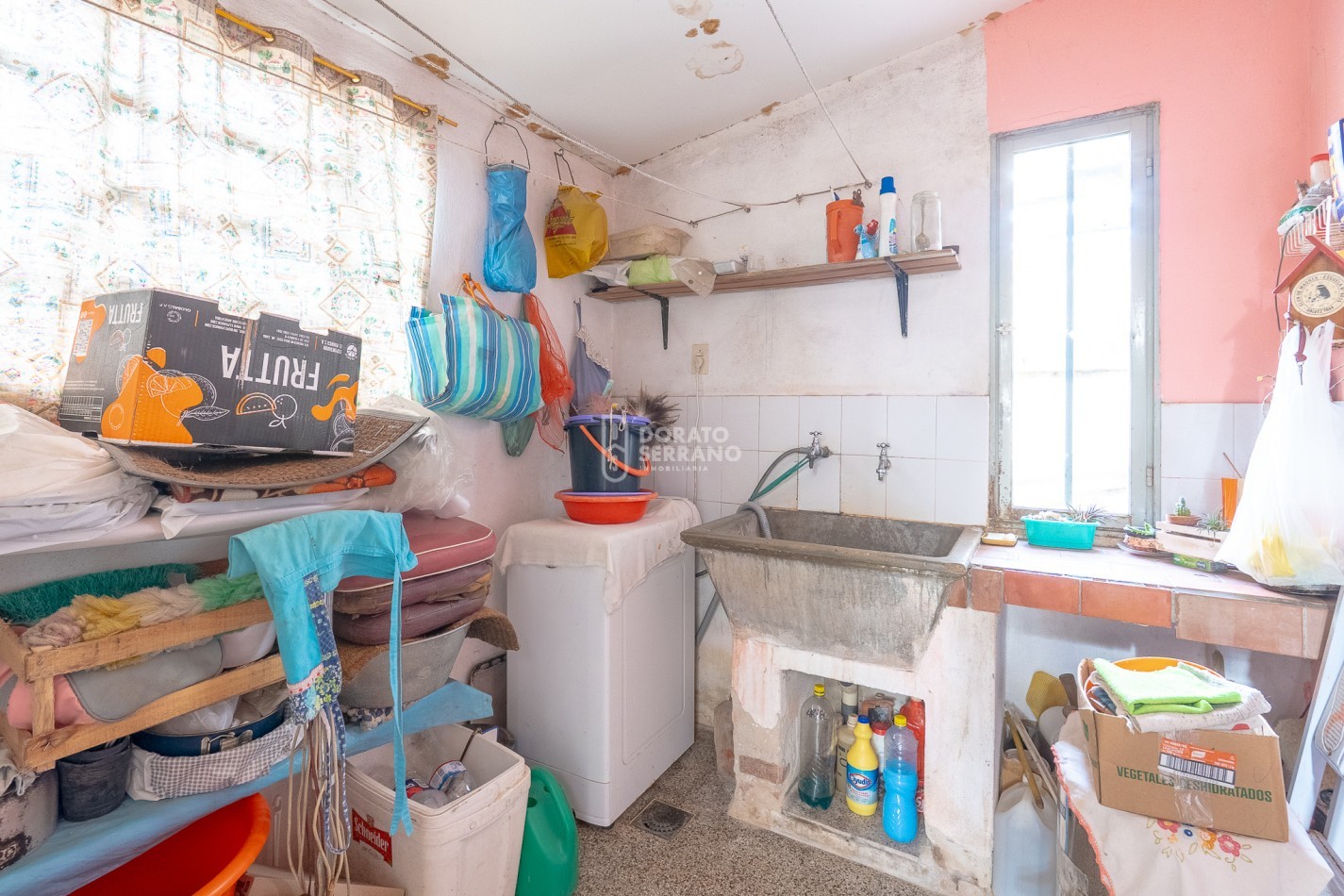 CASA EN ESQUINA & TODOS LOS SERVICIOS.