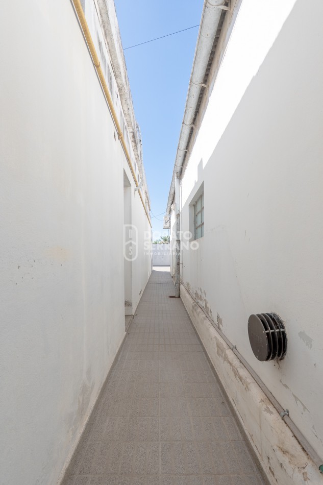 CASA + LOCAL SOBRE AVENIDA! 14 MTS. DE FRENTE!