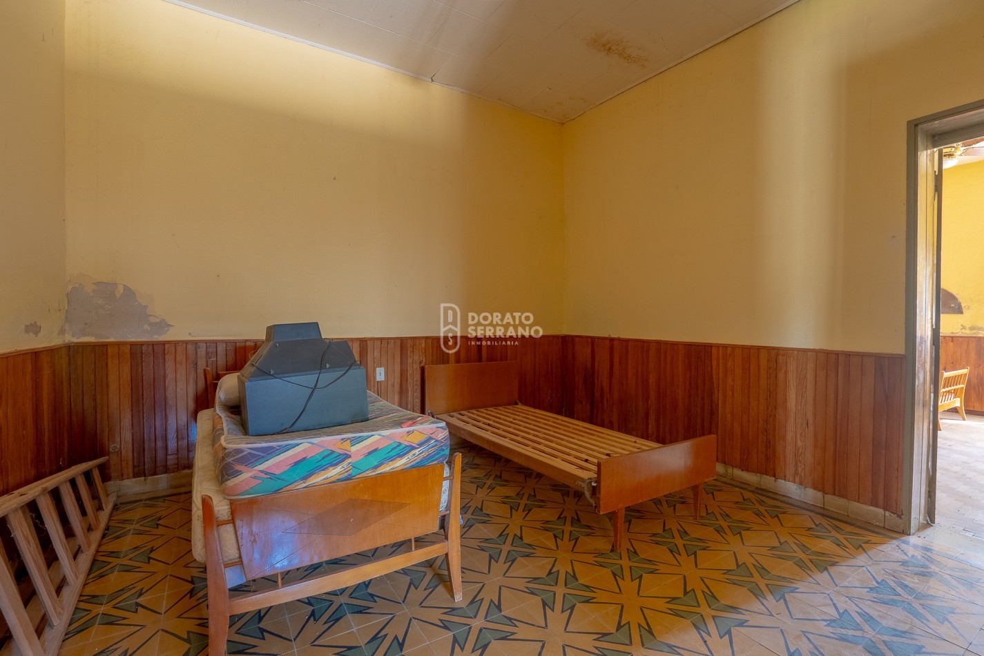 GRAN SUPERFICIE - TODOS LOS SERVICIOS - CASA A RECICLAR!