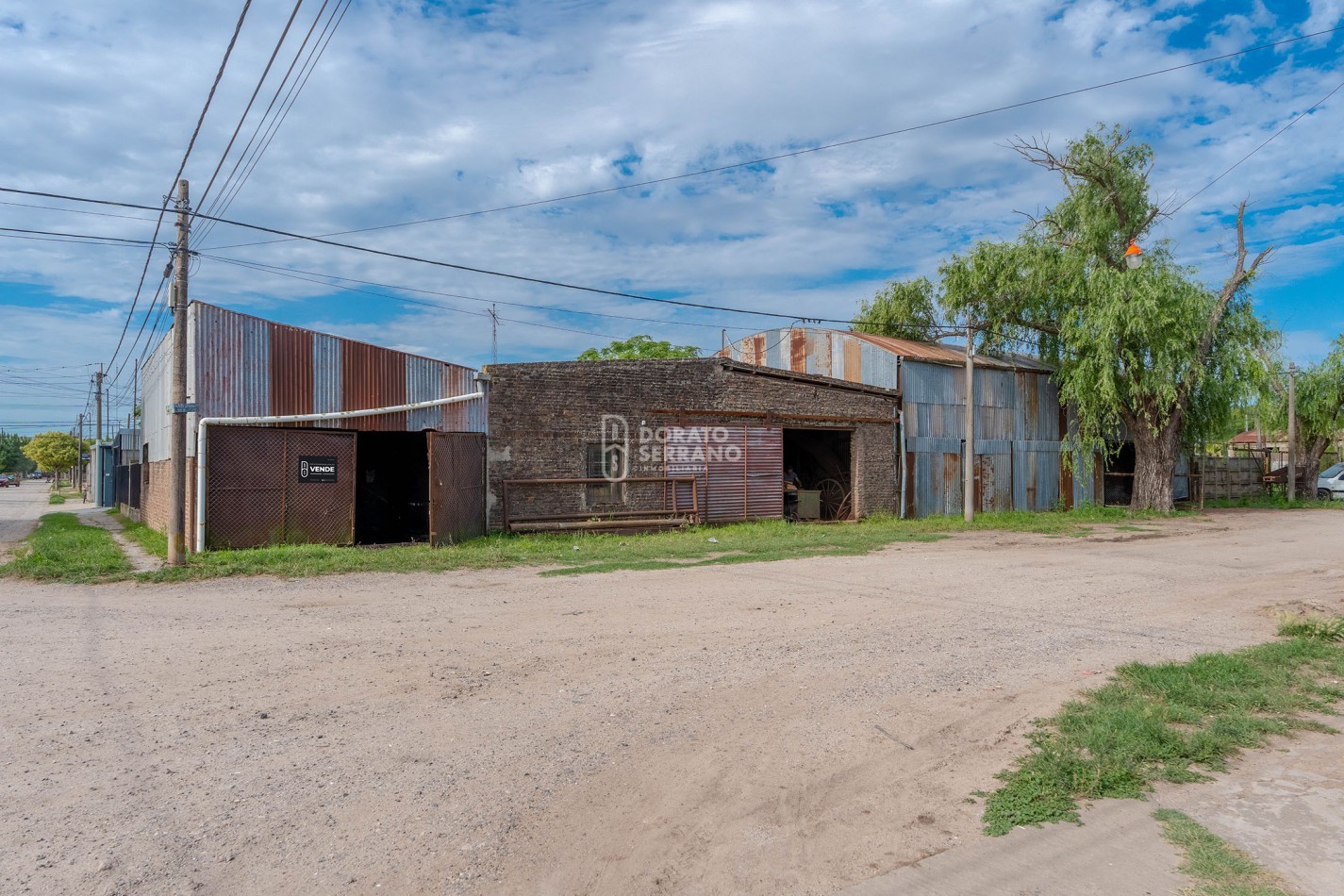 LOTE EN ESQUINA + PLUS: GALPONES DEPOSITO.