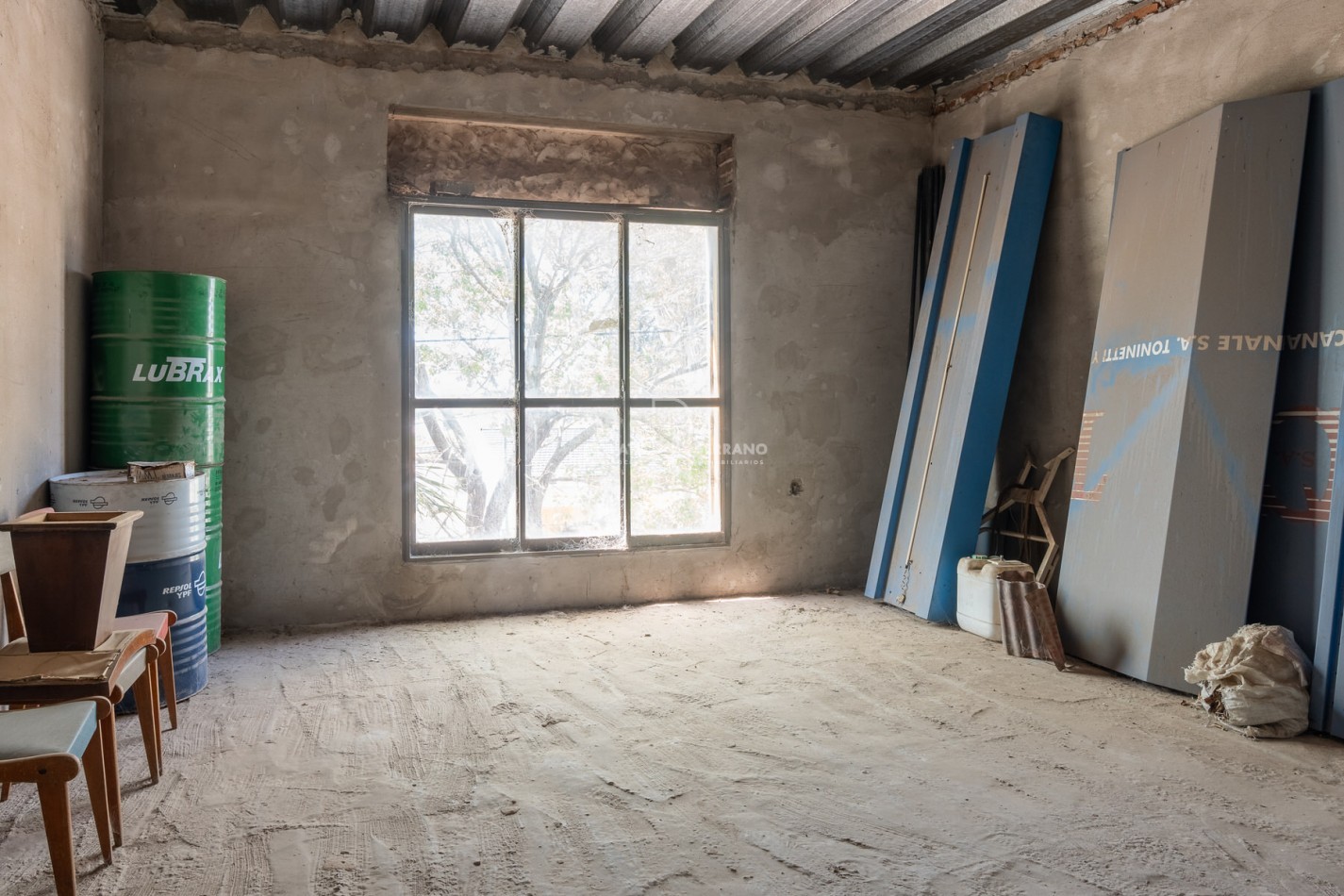 ICONICO SALON COMERCIAL + DEPTOS. A TERMINAR.  