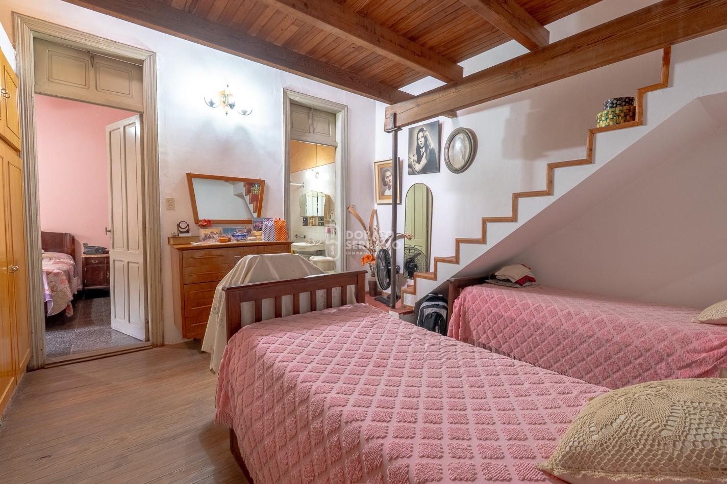 CASA EN ESQUINA & TODOS LOS SERVICIOS.