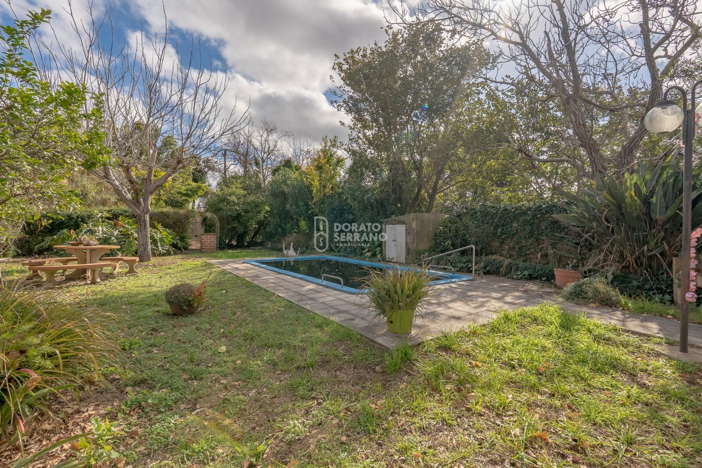 CASA + 750 M2 DE LOTE! Todos los servicios!