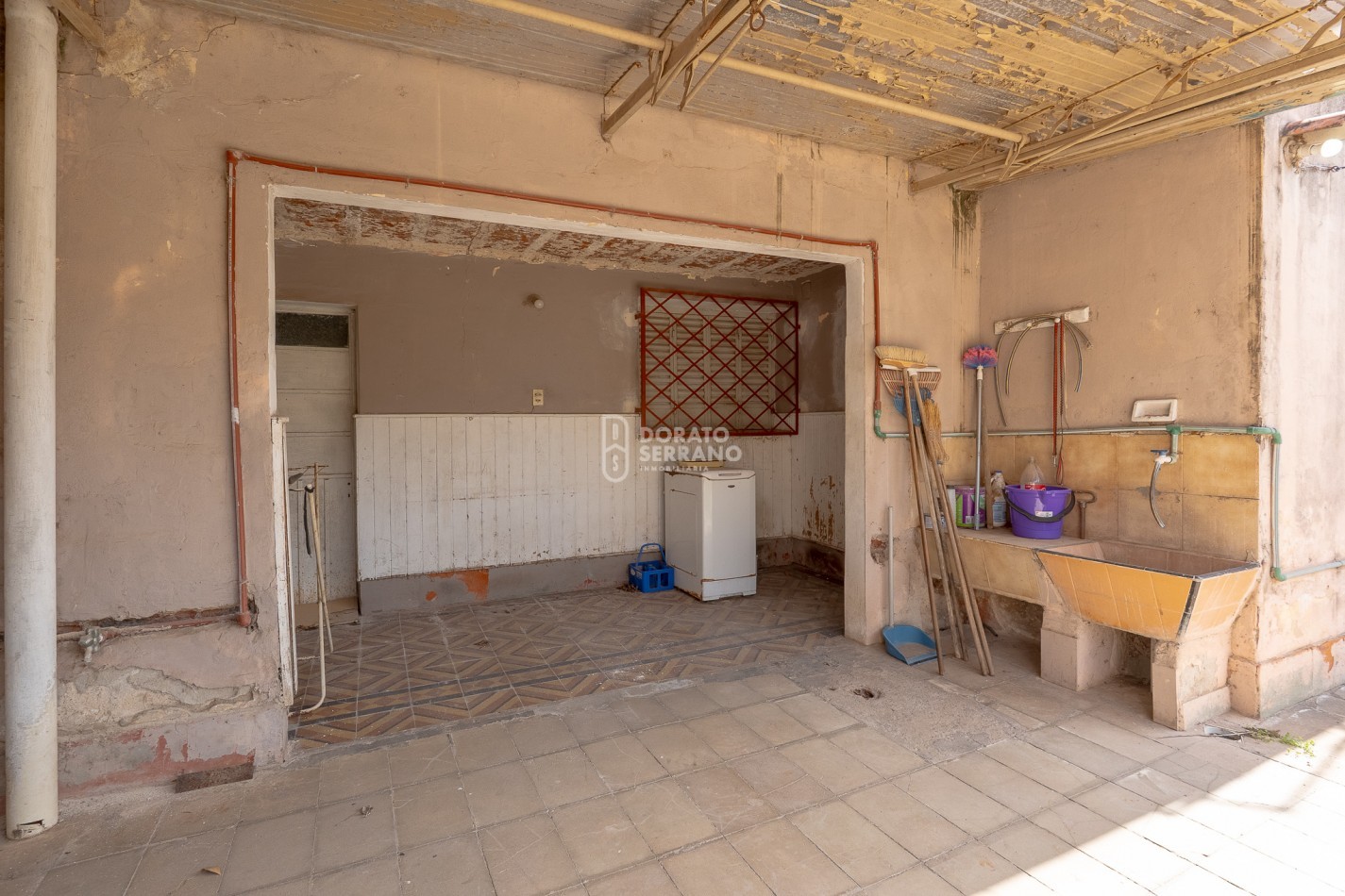 CASA EN ESQUINA! TODOS LOS SERVICIOS!