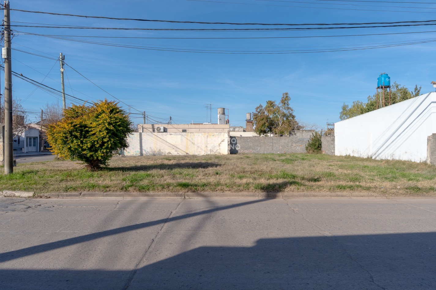 LOTE EN ESQUINA. Todos los servicios!