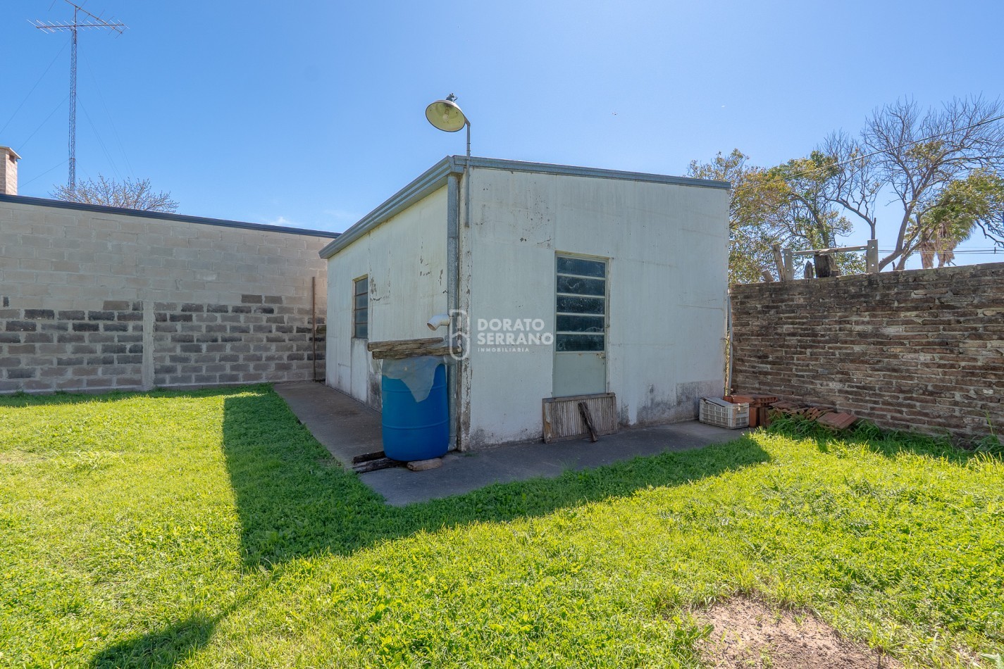 GRAN SUPERFICIE - TODOS LOS SERVICIOS - CASA A RECICLAR!