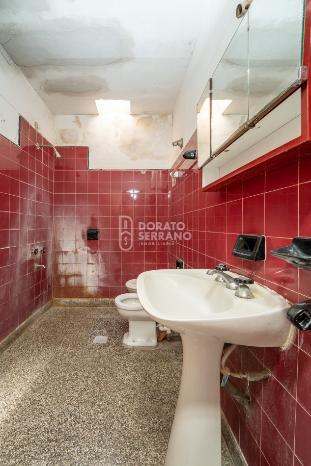 CASA CON LOCAL - PROYECTAR SIN LIMITES! AREA CENTRAL! 