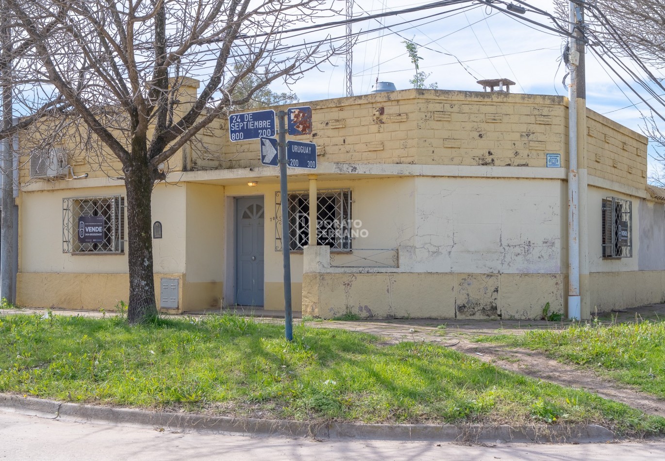 CASA EN ESQUINA! TODOS LOS SERVICIOS!