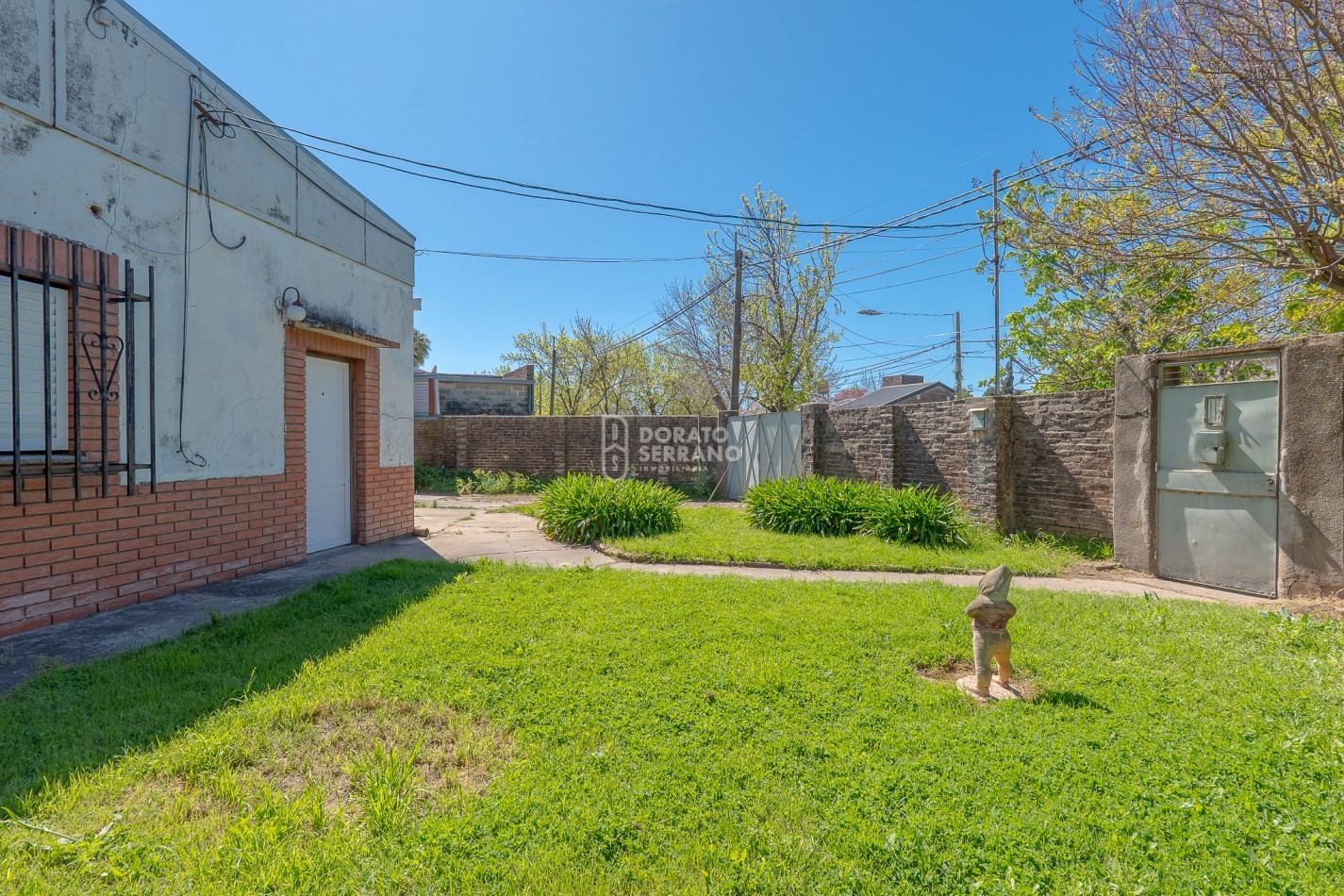 GRAN SUPERFICIE - TODOS LOS SERVICIOS - CASA A RECICLAR!