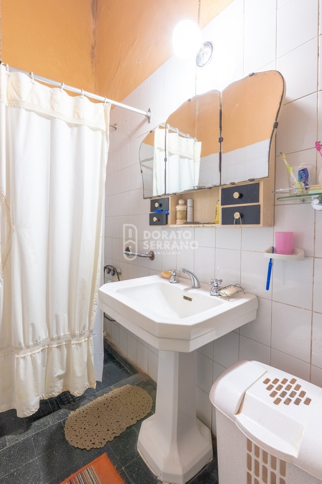 CASA EN ESQUINA & TODOS LOS SERVICIOS.