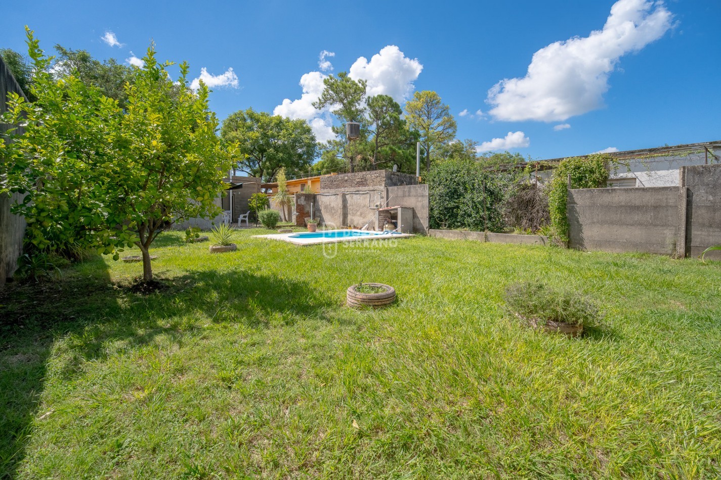 LISTA PARA HABITAR! TODOS LOS SERVICIOS! SOBRE AVDA!