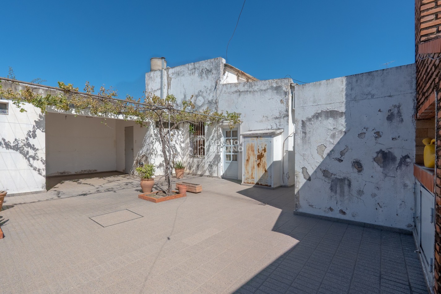 CASA + LOCAL SOBRE AVENIDA! 14 MTS. DE FRENTE!