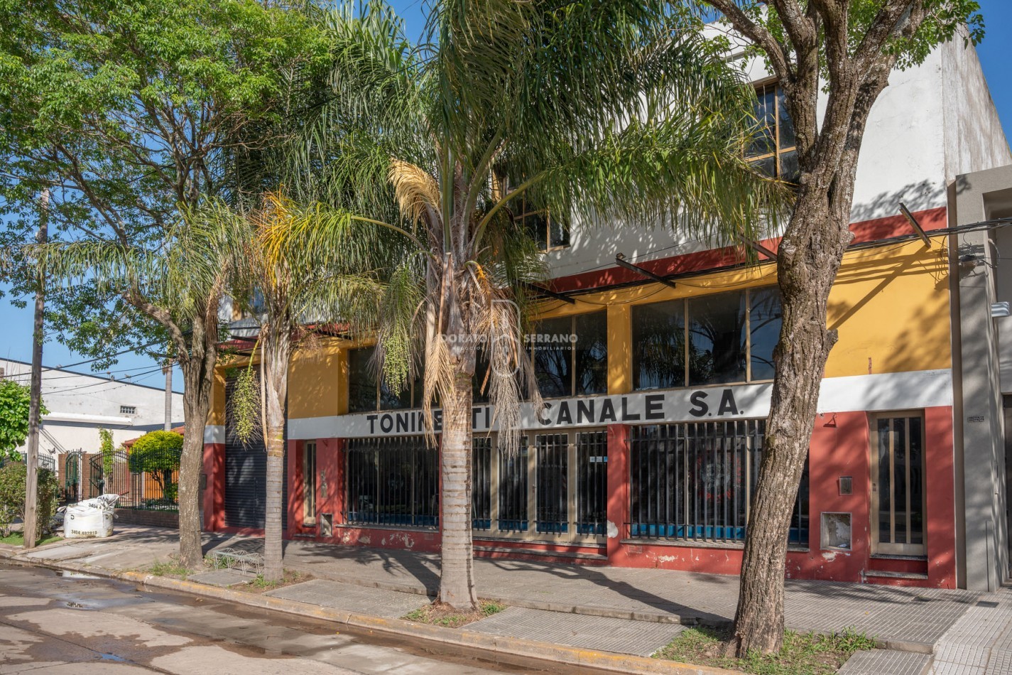 ICONICO SALON COMERCIAL + DEPTOS. A TERMINAR.  