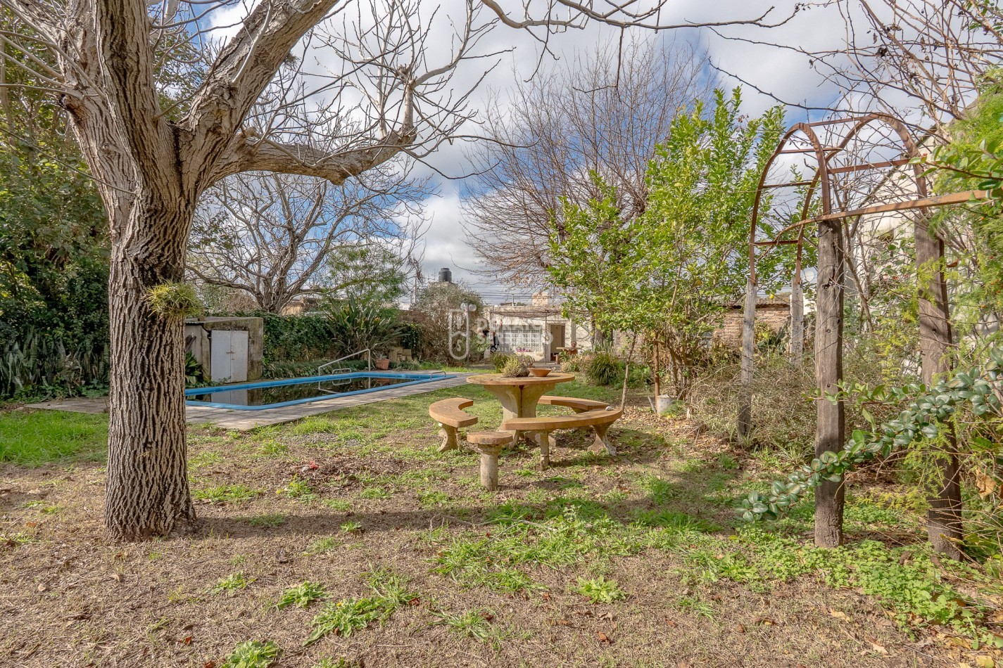 CASA + 750 M2 DE LOTE! Todos los servicios!