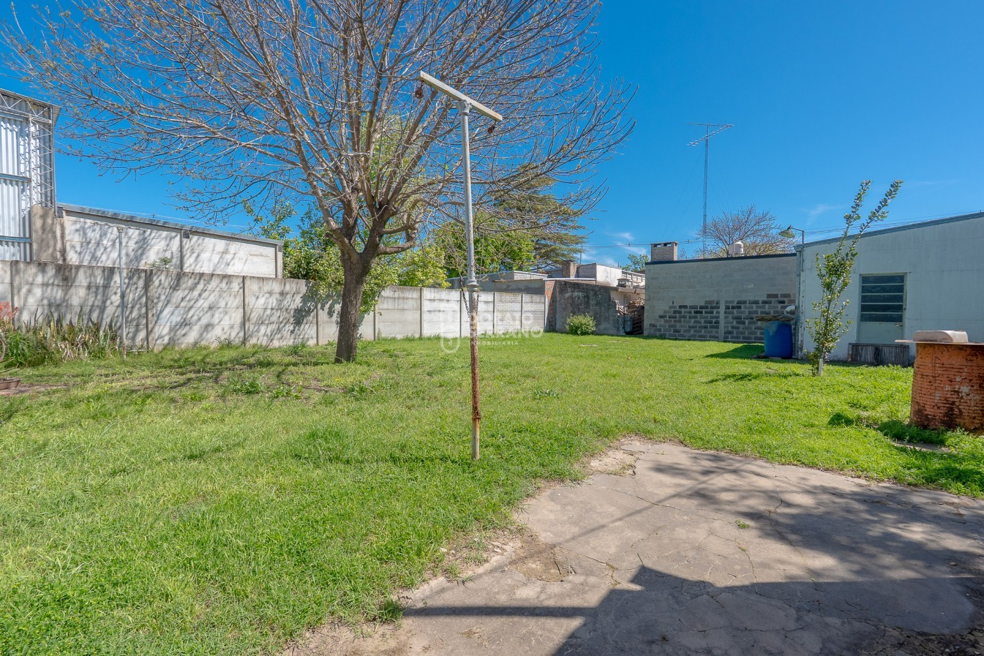 GRAN SUPERFICIE - TODOS LOS SERVICIOS - CASA A RECICLAR!