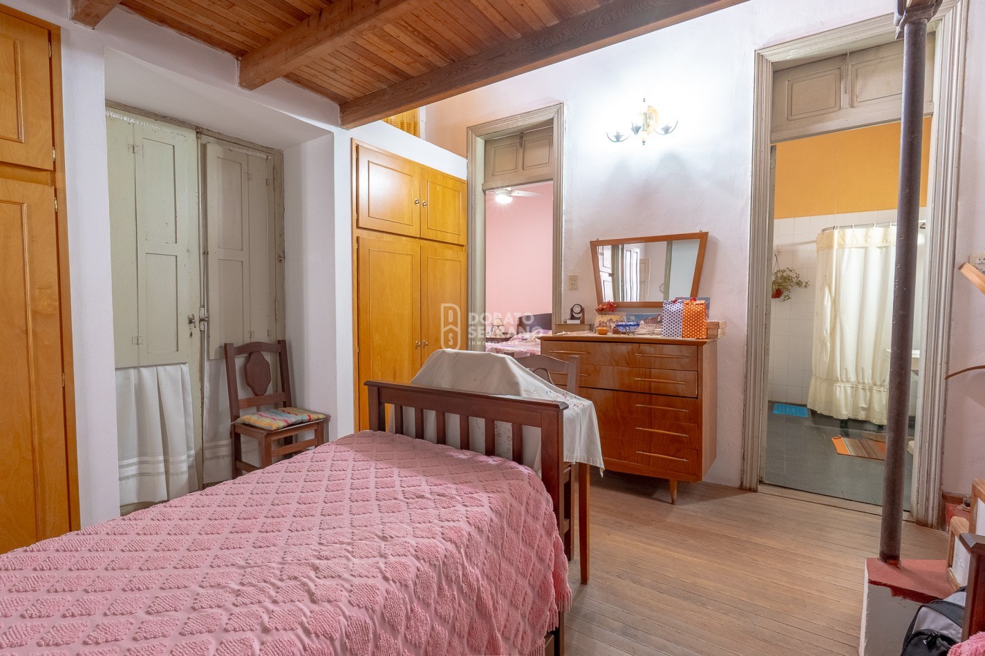 CASA EN ESQUINA & TODOS LOS SERVICIOS.