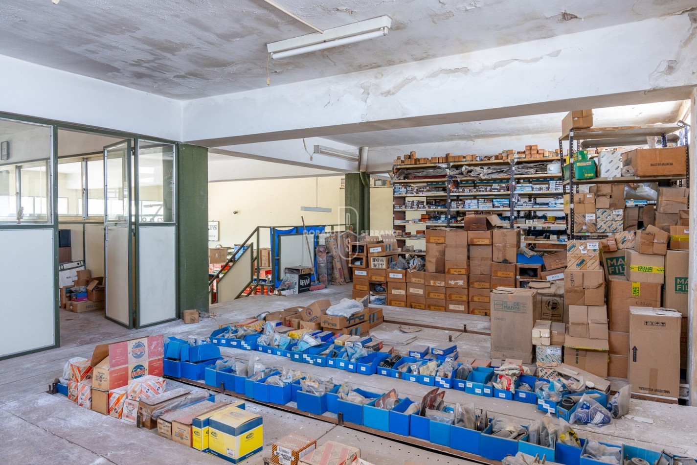 ICONICO SALON COMERCIAL + DEPTOS. A TERMINAR.  